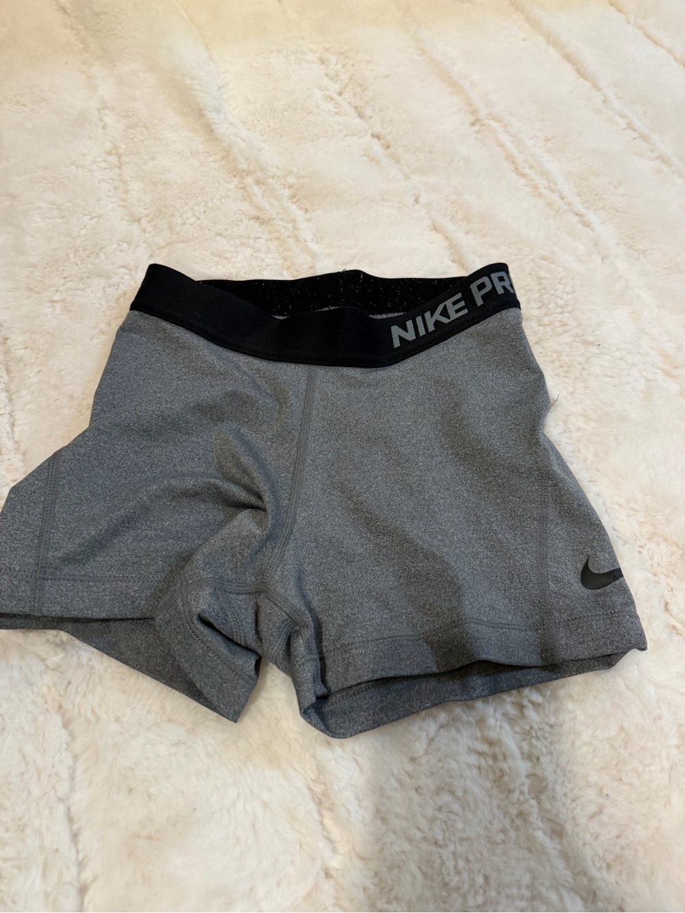 Nike Pro gray heather shorts #nikepro #athletic
Slight pilling on waist
XS